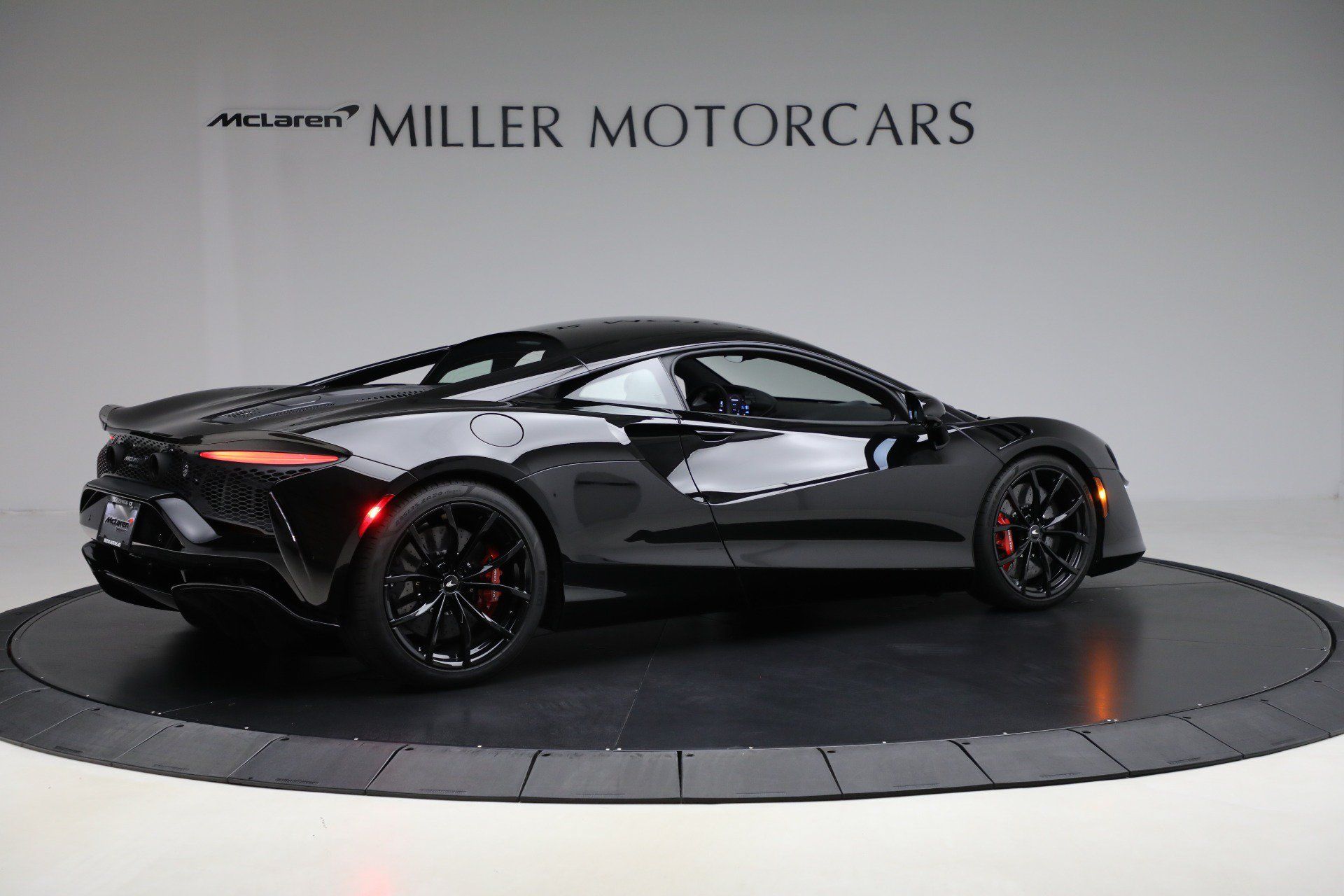 Used 2024 McLaren Artura RWD image 8