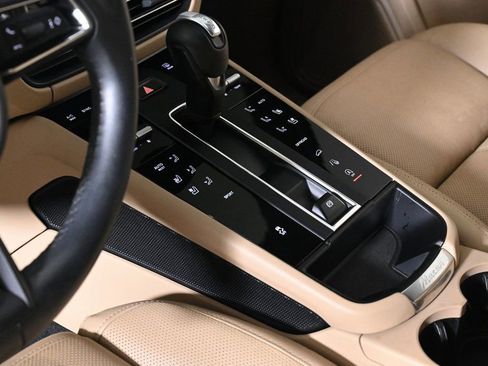 Certified 2024 Porsche Macan image 24