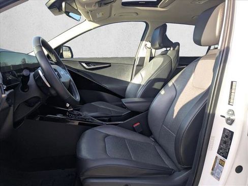 Used 2023 Kia Niro SX Touring image 19