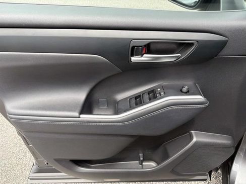 Used 2023 Toyota Highlander XLE FWD image 7