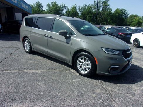 Used 2022 Chrysler Pacifica Touring-L FWD image 3