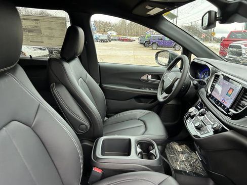 New 2026 Chrysler Pacifica Select image 23