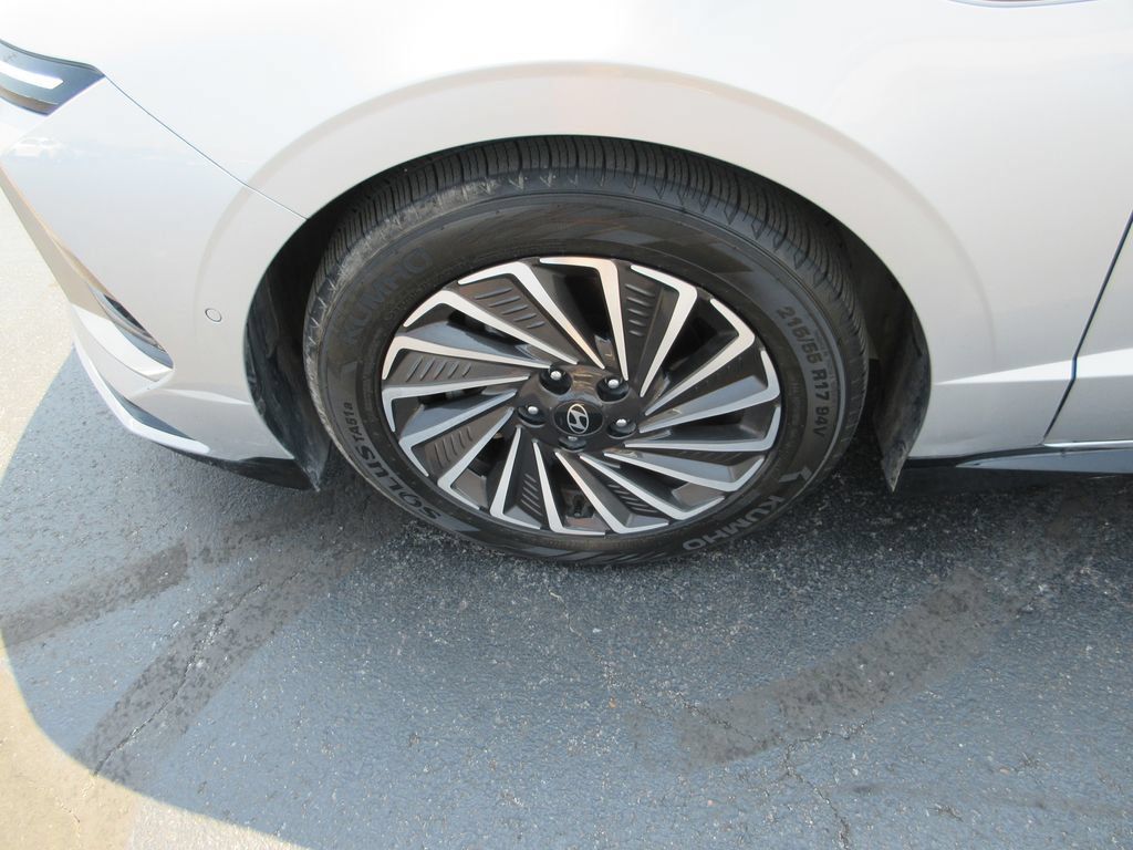 Used 2025 Hyundai Sonata Limited FWD image 14