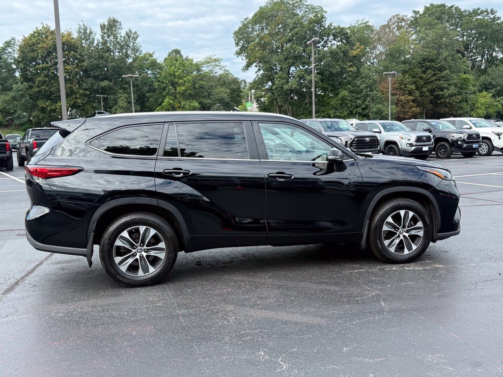 Used 2023 Toyota Highlander XLE AWD/4WD image 10