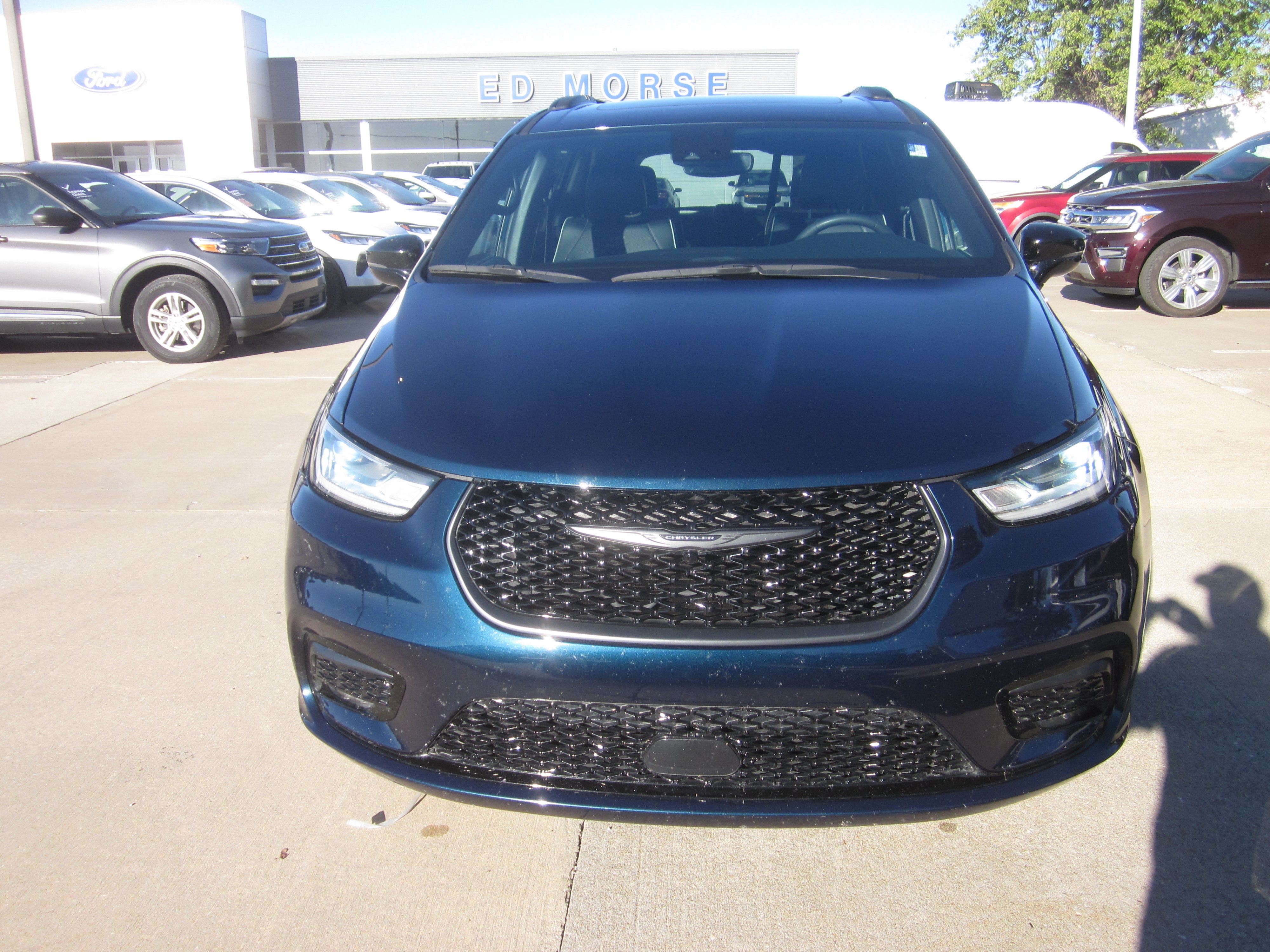 Used 2025 Chrysler Pacifica Limited FWD image 2