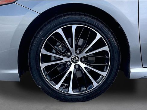 Used 2019 Toyota Camry SE image 8
