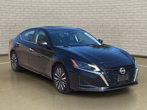 Used 2024 Nissan Altima 2.5 SV FWD image 3