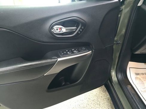 Used 2019 Jeep Cherokee Limited FWD image 13