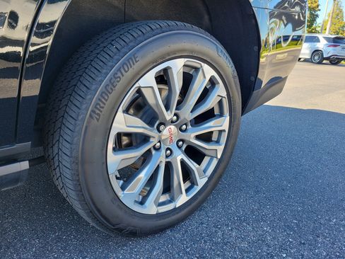 Used 2021 GMC Yukon Denali w/ Denali Premium Package image 5