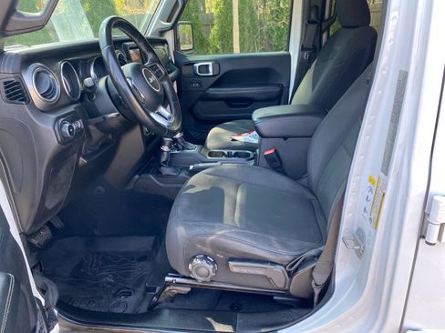 Used 2019 Jeep Wrangler Unlimited Sahara AWD/4WD image 9