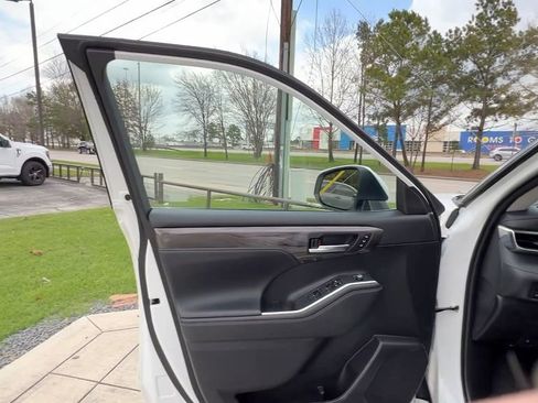 Used 2023 Toyota Highlander Limited image 34