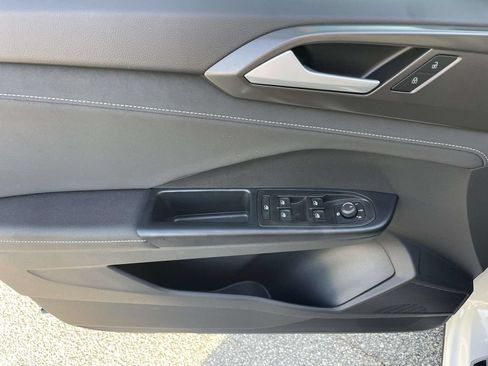 New 2026 Volkswagen Taos SE FWD image 18