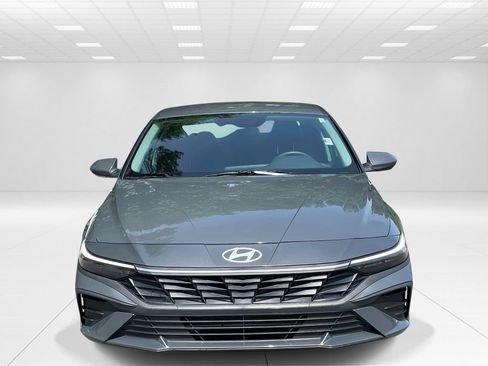 Certified 2025 Hyundai Elantra SE FWD image 2