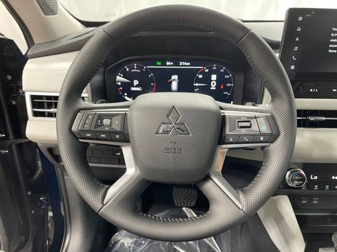 New 2025 Mitsubishi Outlander SE image 6