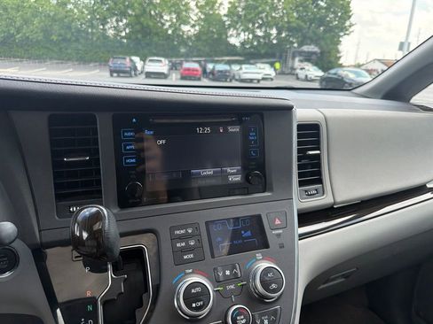 Used 2017 Toyota Sienna XLE Premium FWD image 15