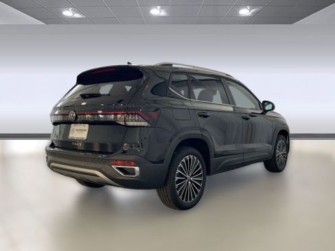 New 2026 Volkswagen Taos SE image 9