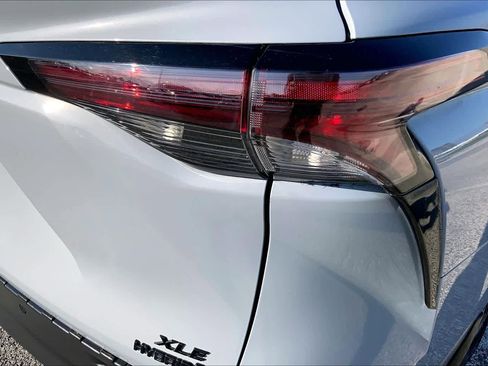 Certified 2024 Toyota Sienna XLE Woodland Edition AWD/4WD image 30