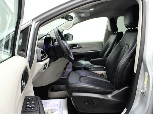 Used 2024 Chrysler Pacifica Touring-L FWD image 12