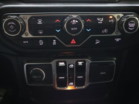 Used 2020 Jeep Wrangler Unlimited Sahara w/ Uconnect 4C Nav & Sound Group AWD/4WD image 27