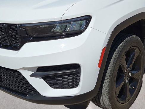 Used 2023 Jeep Grand Cherokee Altitude RWD image 9
