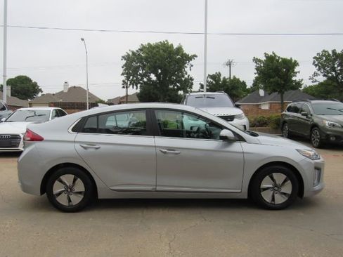 Used 2022 Hyundai Ioniq SE image 5