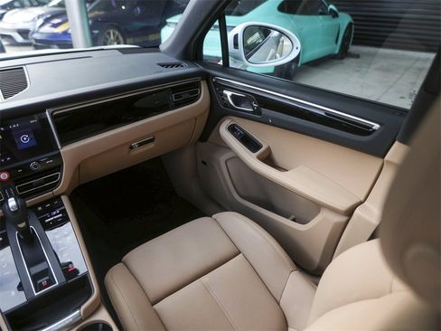 Used 2025 Porsche Macan image 36