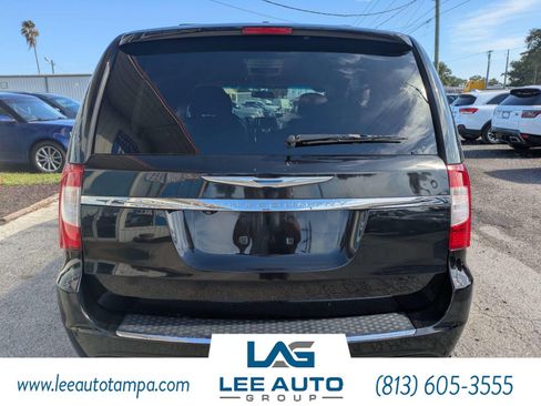 Used 2014 Chrysler Town & Country Touring FWD image 4