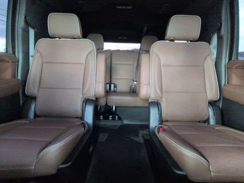 Used 2023 Chevrolet Suburban High Country AWD/4WD image 5