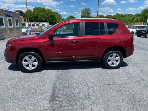 Used 2017 Jeep Compass Latitude FWD image 2