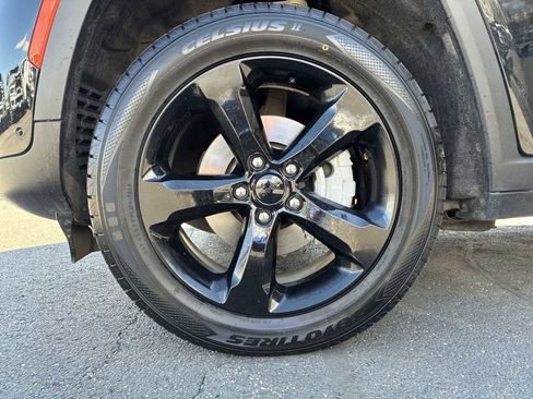 Used 2024 Jeep Grand Cherokee Limited w/ Luxury Tech Group II image 19