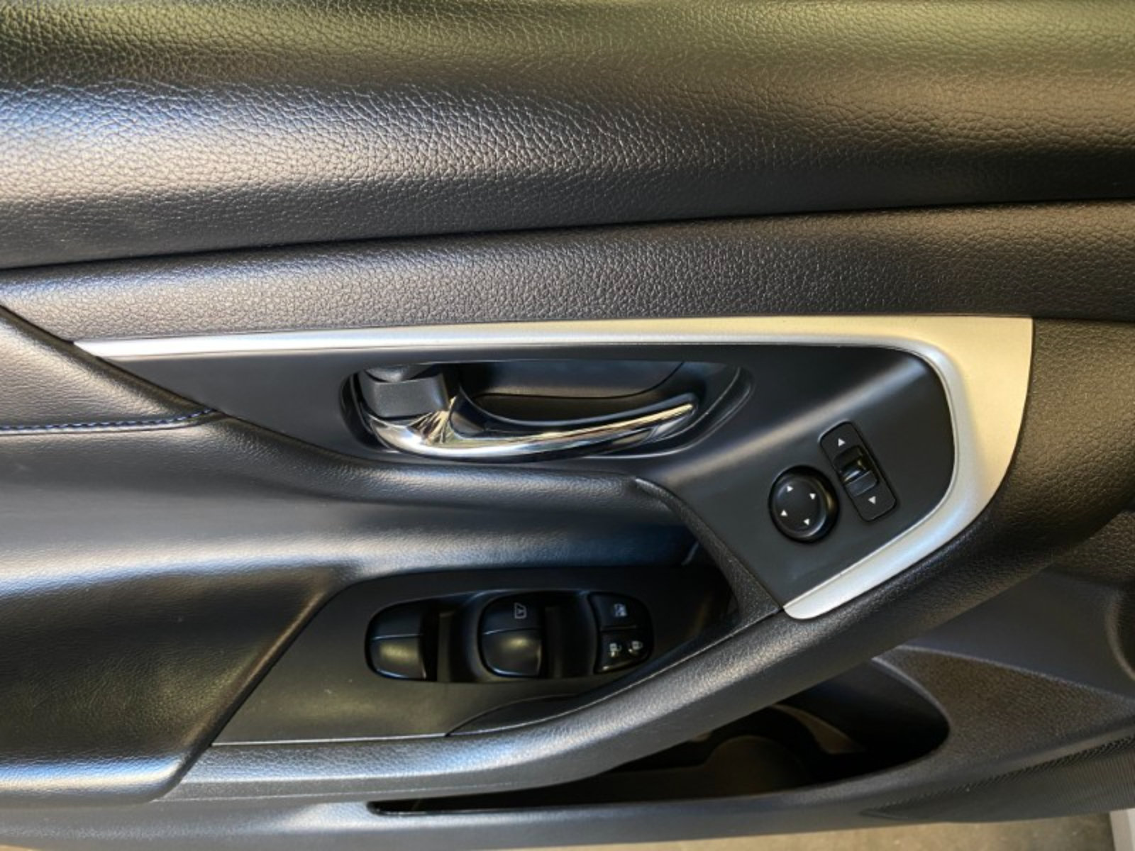 Used 2017 Nissan Altima 2.5 SR w/ LED Appearance Package FWD image 30