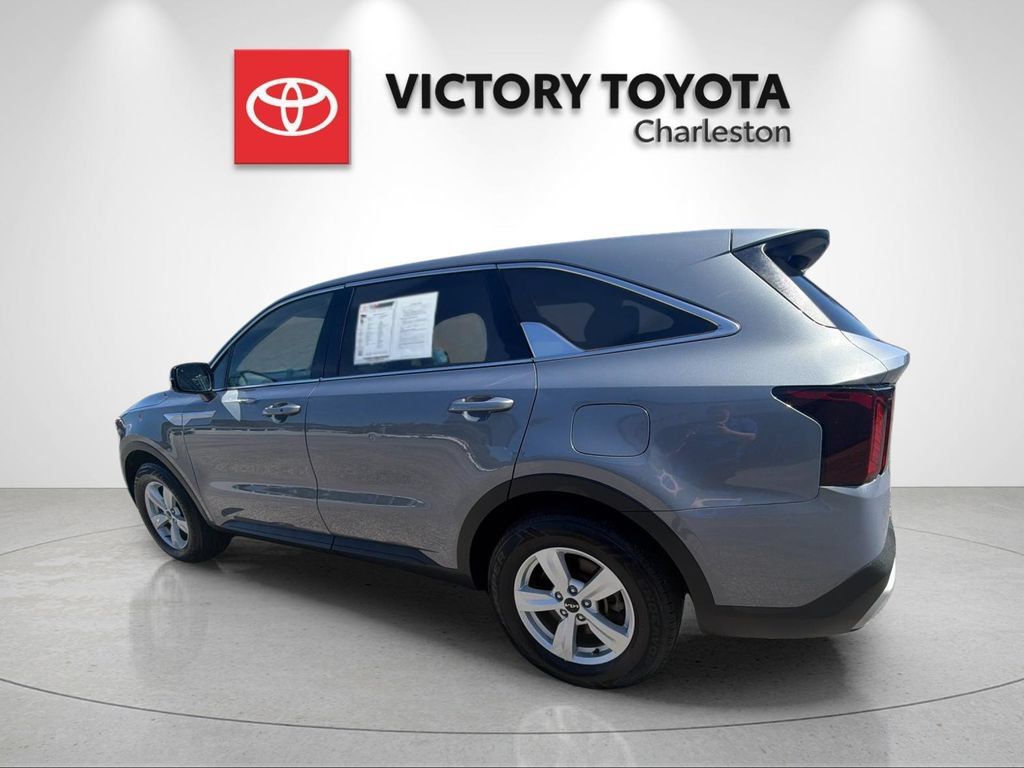Used 2024 Kia Sorento LX FWD image 3