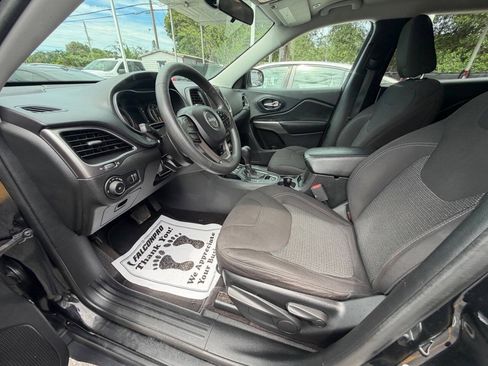 Used 2019 Jeep Cherokee Latitude w/ Popular Appearance Group FWD image 9