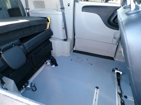 Used 2018 Dodge Grand Caravan SXT w/ Rear Park Assist Package image 12