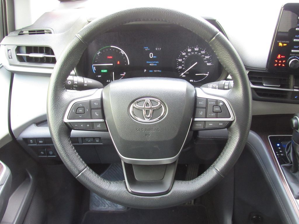 Certified 2023 Toyota Sienna XLE FWD image 25
