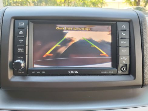 Used 2012 Volkswagen Routan SEL image 12