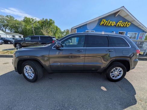 Used 2019 Jeep Grand Cherokee Laredo AWD/4WD image 3