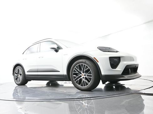 Certified 2025 Porsche Macan Electric image 54
