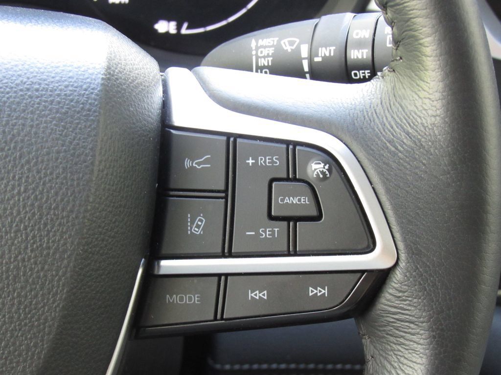 Used 2025 Toyota Sienna XLE FWD image 29