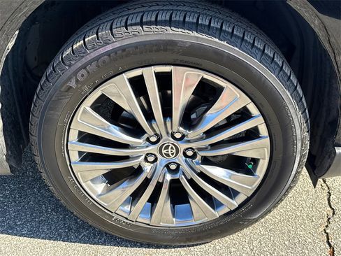 Used 2021 Toyota Venza XLE w/ Softex Package image 12