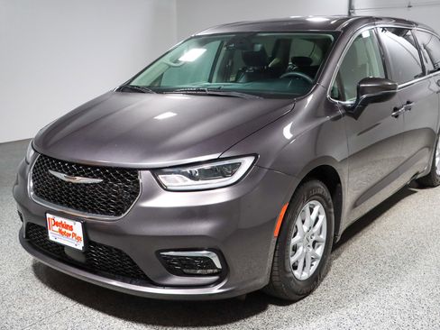 Used 2023 Chrysler Pacifica Touring-L FWD image 32