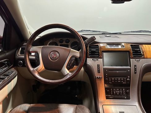 Used 2010 Cadillac Escalade Platinum AWD/4WD image 19