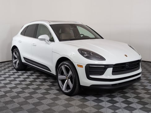 Used 2025 Porsche Macan image 8