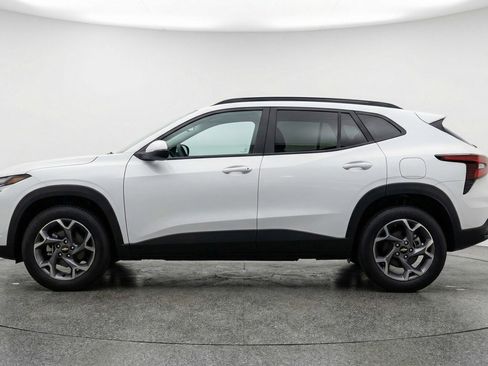 Used 2025 Chevrolet Trax LT w/ LT Convenience Package image 4