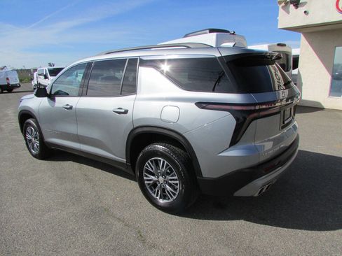 Used 2025 Chevrolet Traverse LT image 9