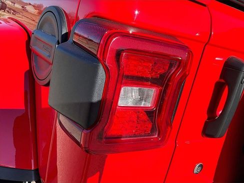 Used 2020 Jeep Wrangler Unlimited Sahara image 24