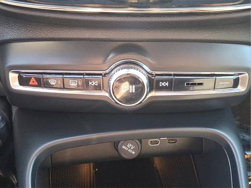 Used 2023 Volvo C40 Recharge Core image 17