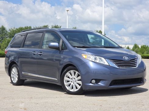 Used 2017 Toyota Sienna XLE Premium AWD/4WD image 2