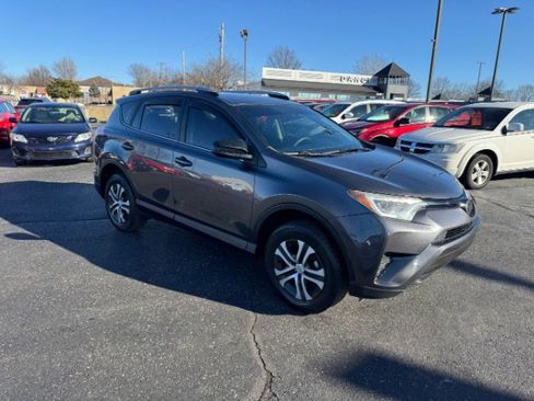 Used 2018 Toyota RAV4 LE image 5