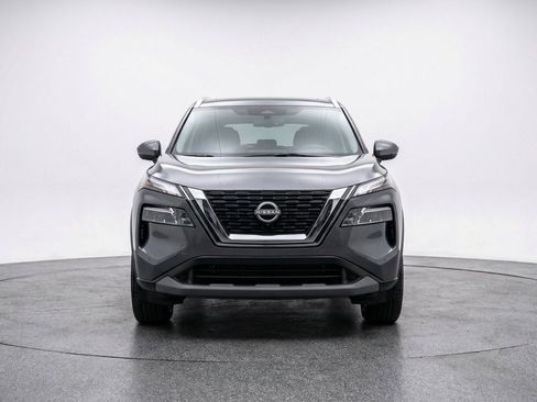 Used 2025 Nissan Rogue SV FWD image 2
